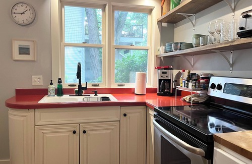 Union Pier House | 2 bed/1 bath, 1.5 blocks to beach/town, dog friendly