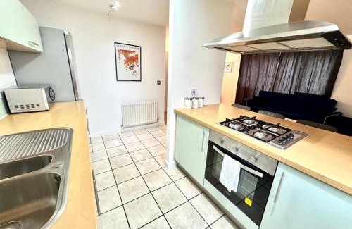 Bow Apartment | 2 Bed, 2 Bath, Ground Floor Whole Apartment with Parking, Near Central London & Stratford, Close to Station, Zone 2
