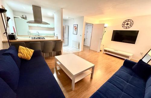 Bow Apartment | 2 Bed, 2 Bath, Ground Floor Whole Apartment with Parking, Near Central London & Stratford, Close to Station, Zone 2