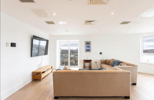 Clapham Apartment | 2 Bed 2 Bath Penthouse With Amazing Views with Free Parking