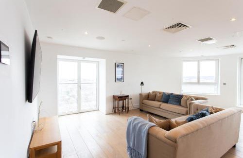 Clapham Apartment | 2 Bed 2 Bath Penthouse With Amazing Views with Free Parking