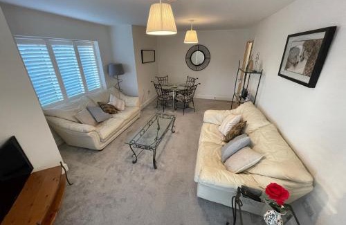 London Borough of Bromley Apartment | 2 Bed 2 Bathroom Gated Apartment 1 Inc free Parking