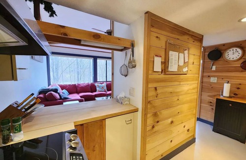 Lincoln House | 2 Bed/2Bath White Mtn treetop Townhome across from Loon w views,npool & shuttle