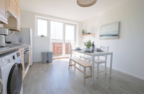Grangetown Apartment | 2 Bed Apartment Overlooking Water