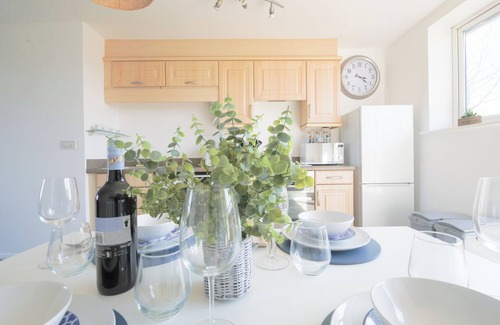 Grangetown Apartment | 2 Bed Apartment Overlooking Water