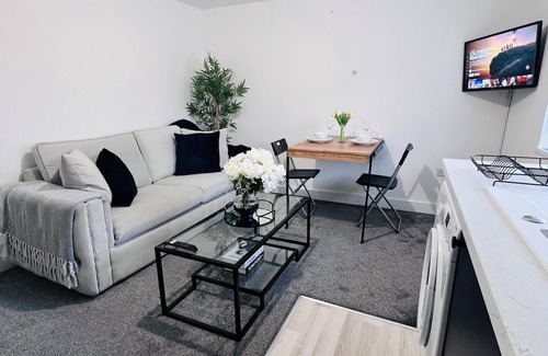 Ainley Top Apartment | 2 Bed apartment Sleeps 3 -Smart Tv -Private garden