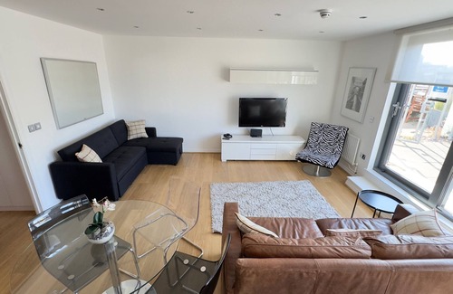 Camden Town with Primrose Hill Apartment | 2-bed Apt, Sleeps 7, 5 Mins to Camden Market