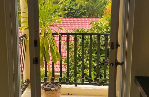 Runaway Bay Apartment | 2 Bed Apt with Balcony at Runaway Bay