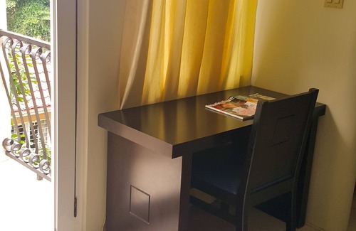Runaway Bay Apartment | 2 Bed Apt with Balcony at Runaway Bay