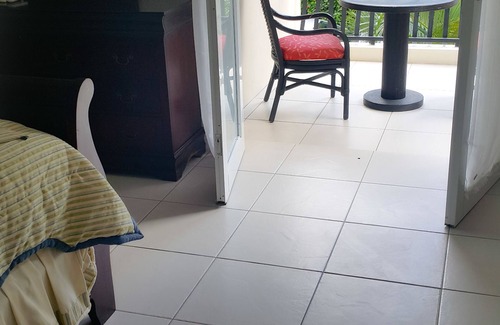 Runaway Bay Apartment | 2 Bed Apt with Balcony at Runaway Bay
