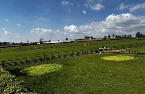 Cullompton Ski Chalet | 2 Bed Chalet on working farm