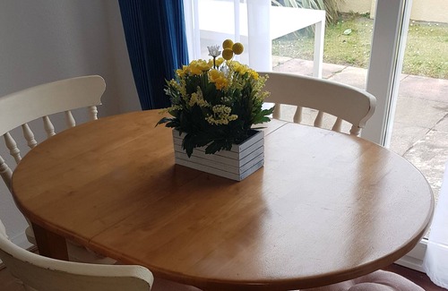 Bude Villa | 2 bed comfortable bungalow with garden, one dog allowed. 15 minutes to beach.