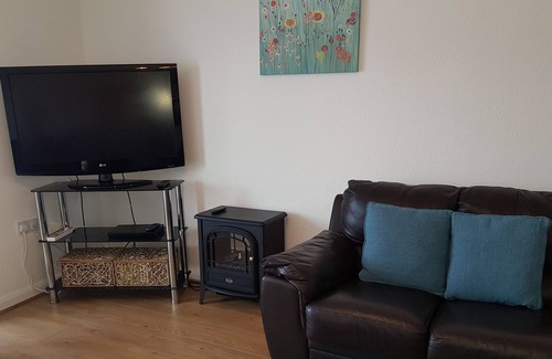 Bude Villa | 2 bed comfortable bungalow with garden, one dog allowed. 15 minutes to beach.