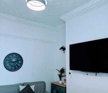 Sunderland House | 2 BED Comfy Cottage for Holidays and Contractors- parking