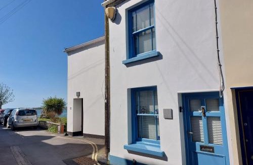 Appledore House | 2 Bed cottage in a fantastic sea front setting