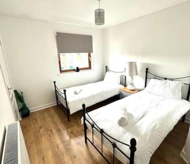 East End Apartment | 2 Bed Entire Upper Cottage Flat in Central Glasgow