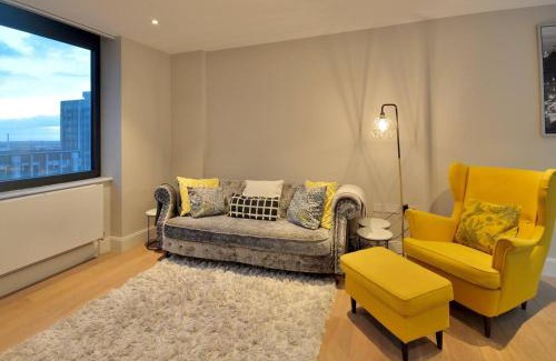 Fairfield Apartment | 2 bed flat 20 mins to central London 15 mins to Gatwick