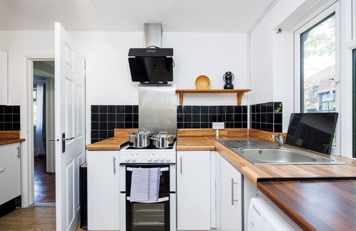 Addiscombe Apartment | 2 Bed Flat | Addiscombe Road | Sleeps 5 | Smart TV | WiFi | Netflix