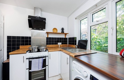 Addiscombe Apartment | 2 Bed Flat | Addiscombe Road | Sleeps 5 | Smart TV | WiFi | Netflix