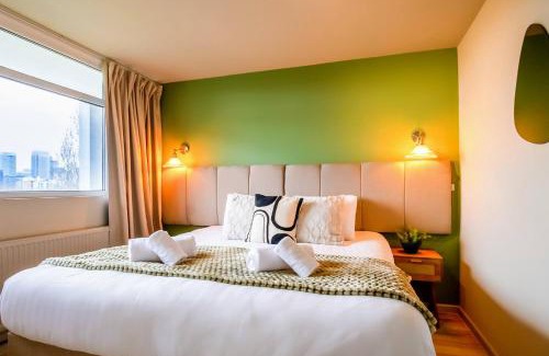 Tower Hamlets Apartment | 2 bed flat, City views, suitable for Long stays