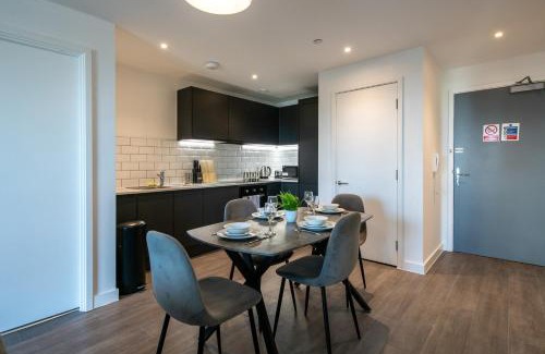 Old Trafford Apartment | 2-Bed Flat in Sports Hub - Walk to MUFC & Cricket