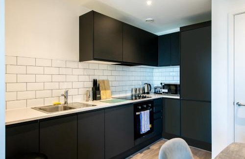 Old Trafford Apartment | 2-Bed Flat in Sports Hub - Walk to MUFC & Cricket