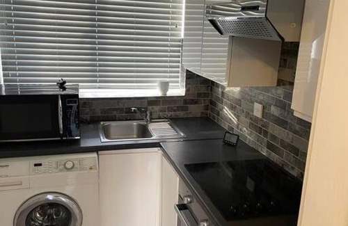 Edmonton Apartment | 2 bed flat with balcony, TV & Great transport