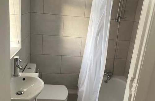 Edmonton Apartment | 2 bed flat with balcony, TV & Great transport