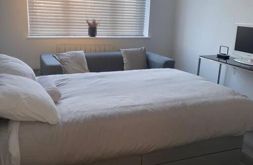 Edmonton Apartment | 2 bed flat with balcony, TV & Great transport