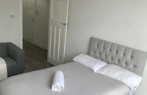 Edmonton Apartment | 2 bed flat with balcony, TV & Great transport
