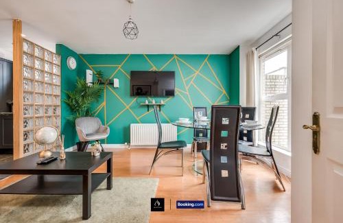Ormeau House | 2 Bed House By Boyeilles Apartments Short Lets & Serviced Accommodation Belfast With Balcony & Free Parking