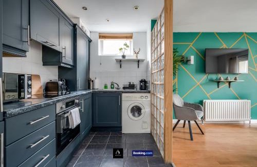 Ormeau House | 2 Bed House By Boyeilles Apartments Short Lets & Serviced Accommodation Belfast With Balcony & Free Parking