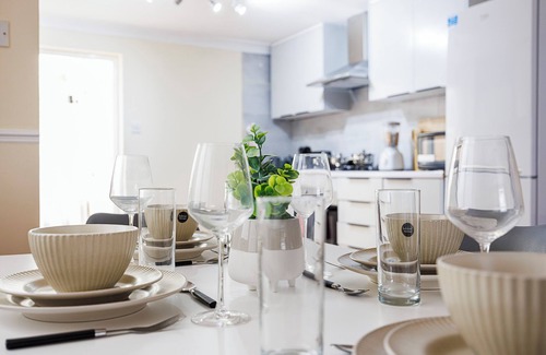 Addiscombe House | 2 Bed House | Croydon | Sleeps 6 | Contractors | Families