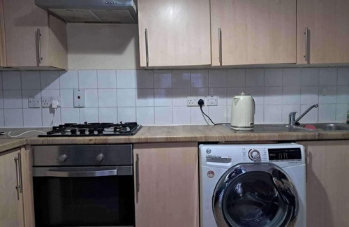 Newham Apartment | 2 Bed House - house 2 people ,with central Links