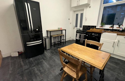 Chesterfield House | 2-bed House in Chesterfield Free Parking Garden