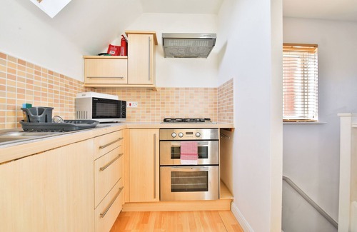 Barry House | 2 Bed House Near Beach with Free Parking