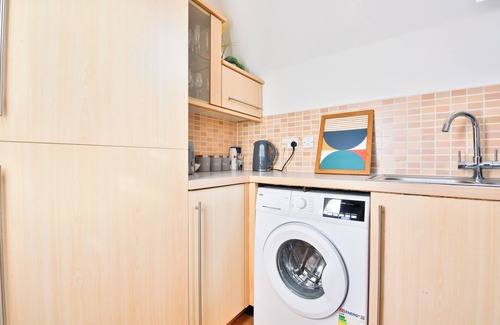 Barry House | 2 Bed House Near Beach with Free Parking