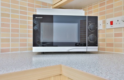 Barry House | 2 Bed House Near Beach with Free Parking