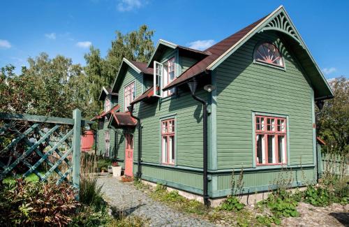 Ronneby House | 2 Bed House Sleeps 4 with Garden & Free Parking