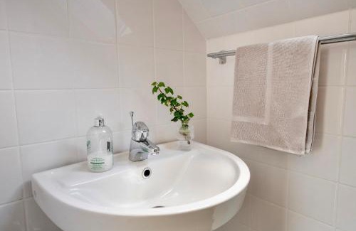 Ronneby House | 2 Bed House Sleeps 4 with Garden & Free Parking