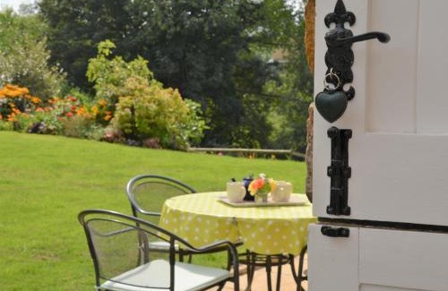 Beaminster House | 2 Bed in Beaminster 63136