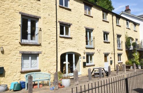 Gilwern House | 2 Bed in Gilwern 86615
