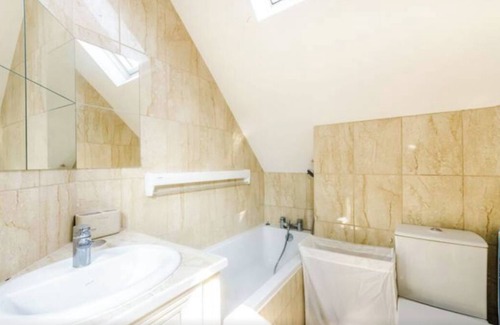 London Borough of Bromley Apartment | 2-Bed Loft Apartment for 5ppl with private parking