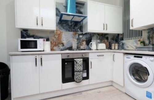 Harehills Apartment | 2 Bed-Modern-Apartment-Free Parking-Garden View