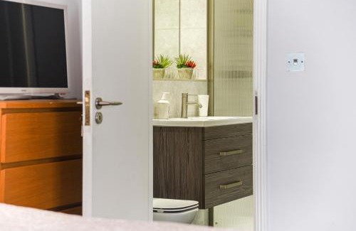 Shepherd's Bush Apartment | 2 bed room flat near Westfield, West London