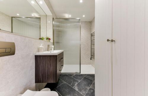 Shepherd's Bush Apartment | 2 bed room flat near Westfield, West London