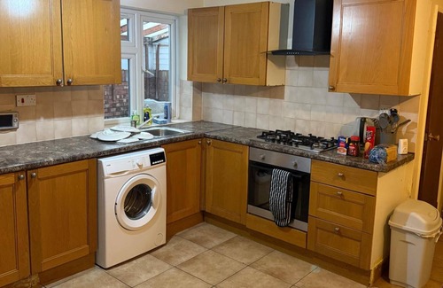 London Borough of Hounslow Apartment | 2 Bed-sleeps 4-private Patio-pets-near Heathrow
