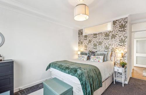 Southgate Apartment | 2-Bed spacious Flat-2-minute walk to tube station