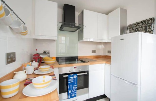 Highbury West House | 2 bed town house zone 2 "The House on the Corner"