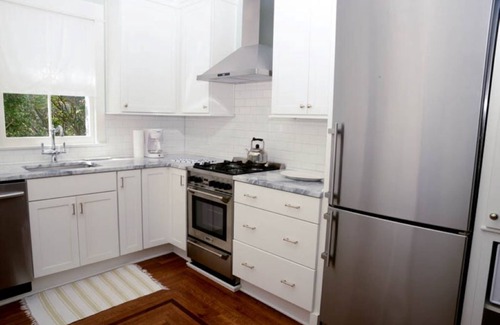 Harleston Village Bed & Breakfast | 2 Bedroom 2 bath Upscale Apartment near Colonial Lake